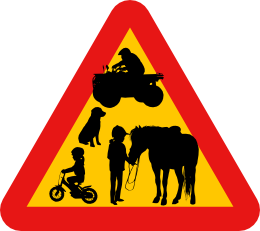 Varningsskylt Kör sakta, lekande barn, djur, häst, fyrhjuling, hund.