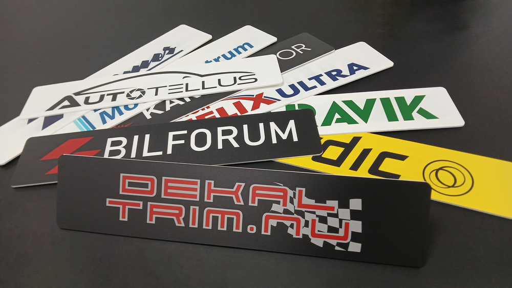 Demoskylt bil 520x110mm. Skylt för att ersätta registreringsskylt 520x110mm med eget tryck. Används för att täcka originalskylt vid utställning. Tillverkad som dekal, 1mm plastskylt, 3mm skummad PVC eller 1.8mm aluminium.

